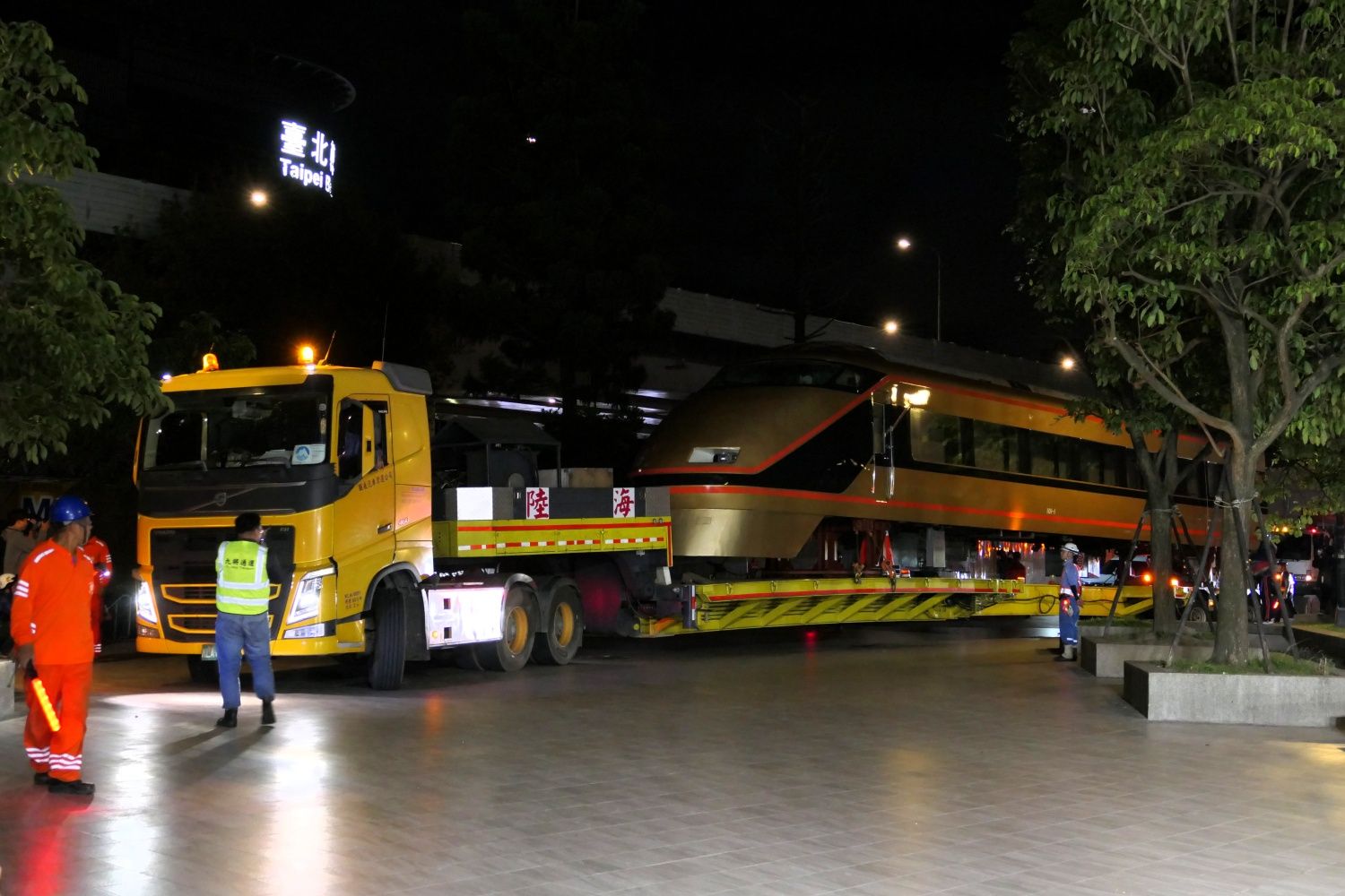 台北駅前に到着したトレーラー（記者撮影）