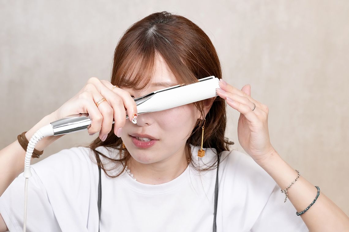 前髪のセットの仕方を解説するAYAMARさん