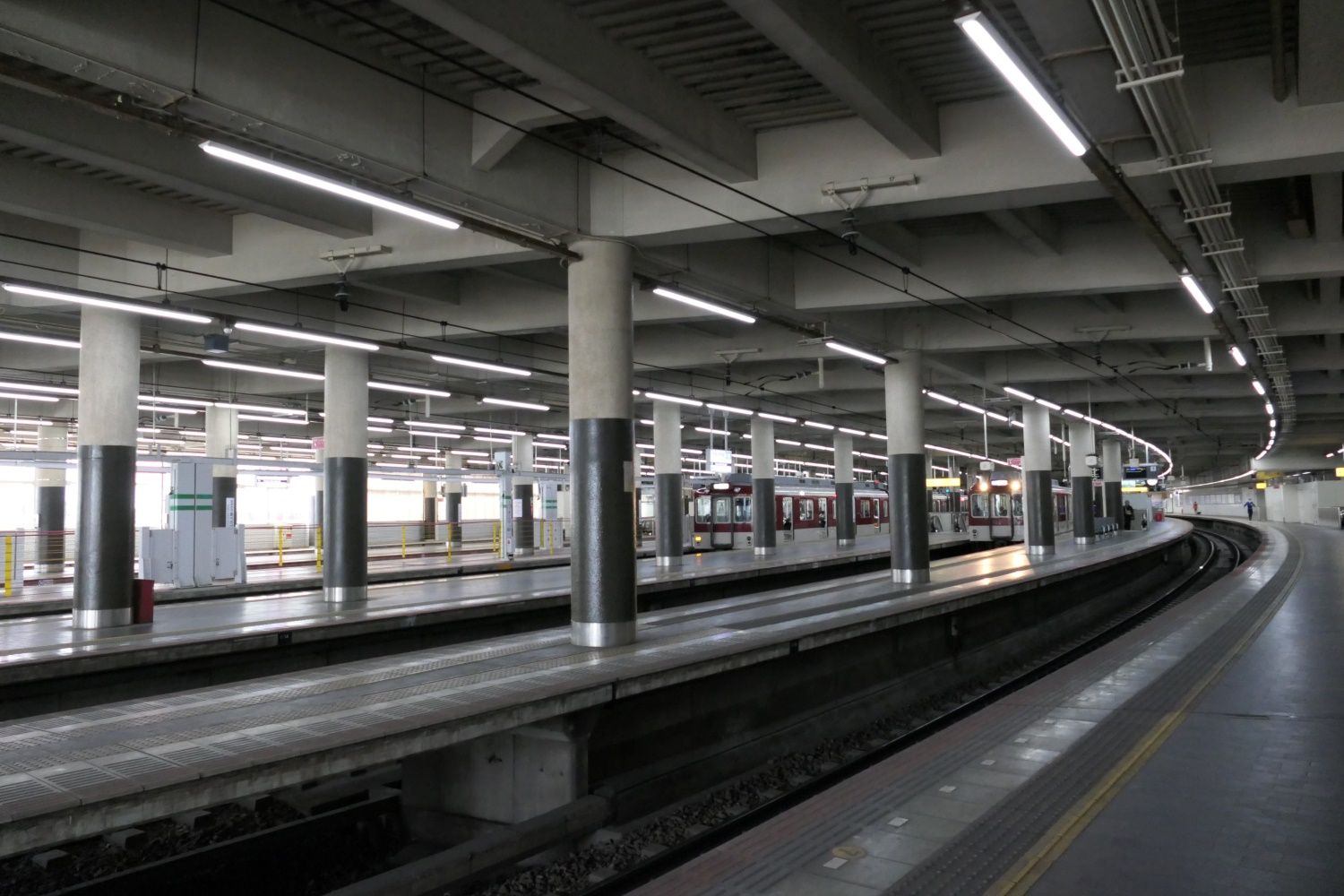 北側の降車ホームから見た駅構内（記者撮影）