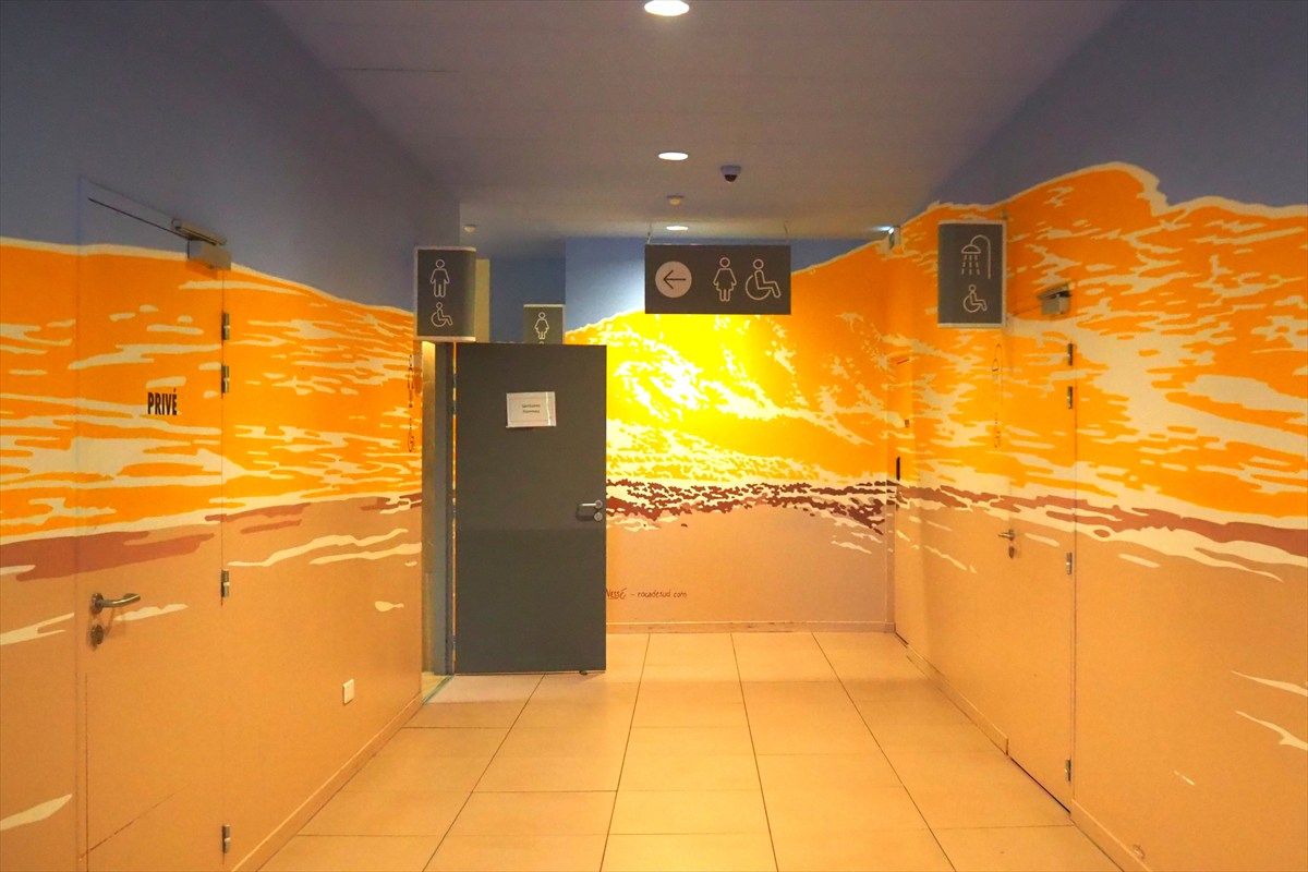 サント・ヴィクトワール・エリアのトイレの入口（写真：佐滝剛弘）