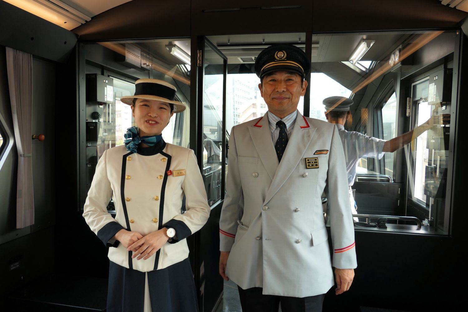 アテンダントの松井さんと、東武鉄道の中川征典運行管理所長（記者撮影）