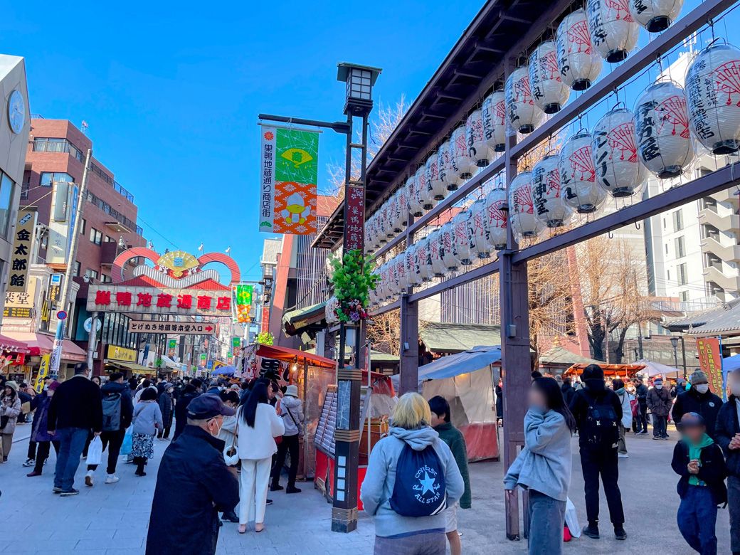 この日は4日の縁日で、巣鴨はとても賑わっていた（筆者撮影）