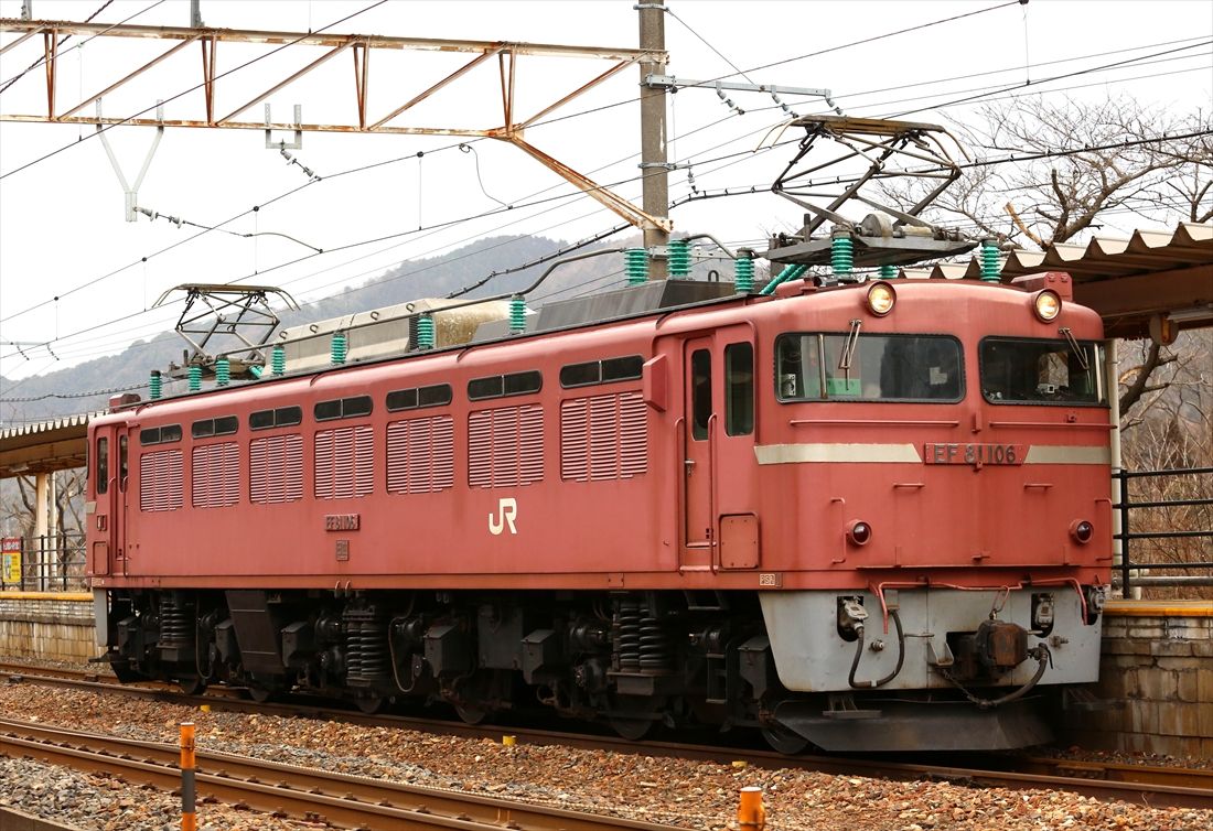 単機で新疋田駅にたたずむEF81形（撮影：南正時）