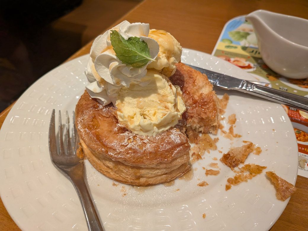 アイスと一緒に、またはソースをかけて、何度も味わいを変化させながら楽しみます（筆者撮影）