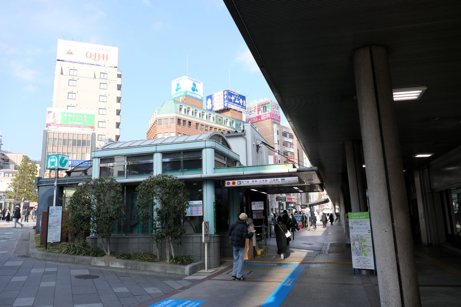 神戸市営地下鉄の地上出入り口（編集部撮影）