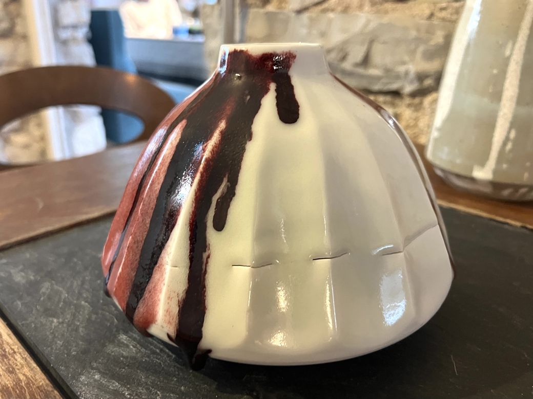 作品を焼いた時にできた表面の傷。ここに金継ぎを施したいのだそう（筆者撮影）