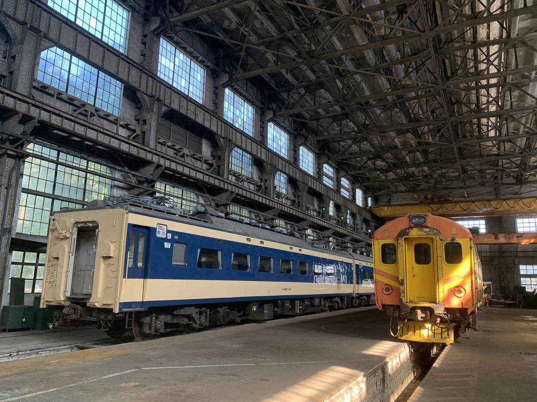 JR東日本から譲渡を受けた583系と並ぶ初代自強号EMU100（写真提供：洪致文）