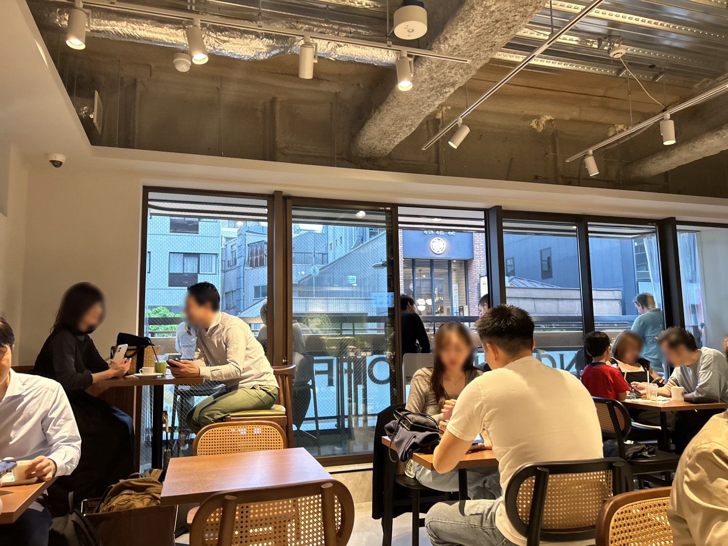 麻布十番店の内観。2回ワンフロアでテラス席があるのが特徴（写真：筆者撮影）