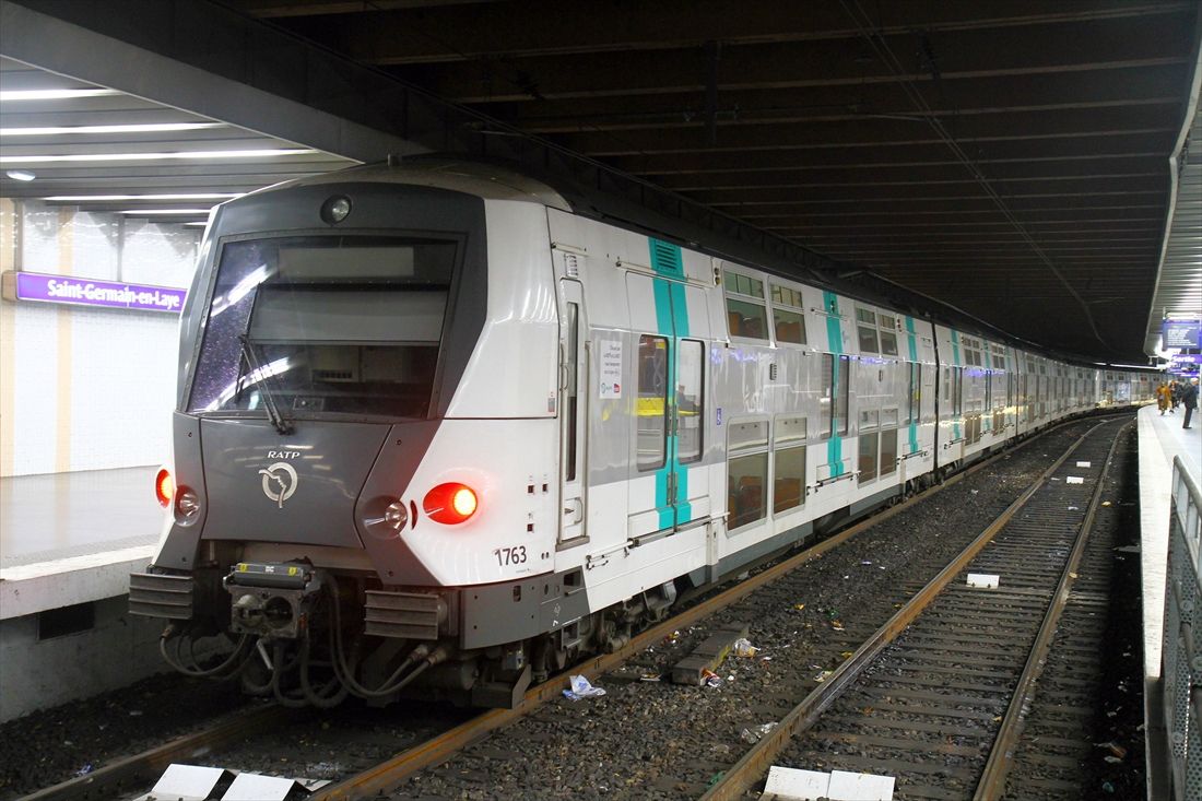 非常に珍しい3ドア2階建て構造を採用したフランスのMI09型（撮影：橋爪智之）