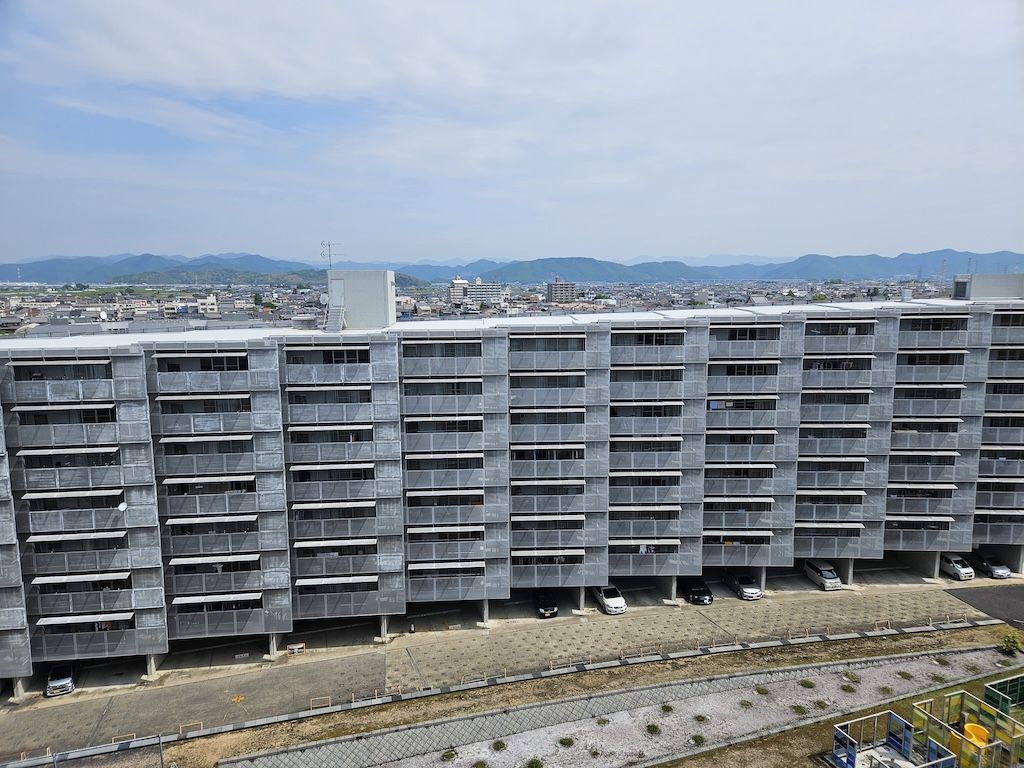 妹島棟から見たディラー棟。建物の形状がよくわかる。背後には岐阜の山並みも見える（写真：筆者撮影）