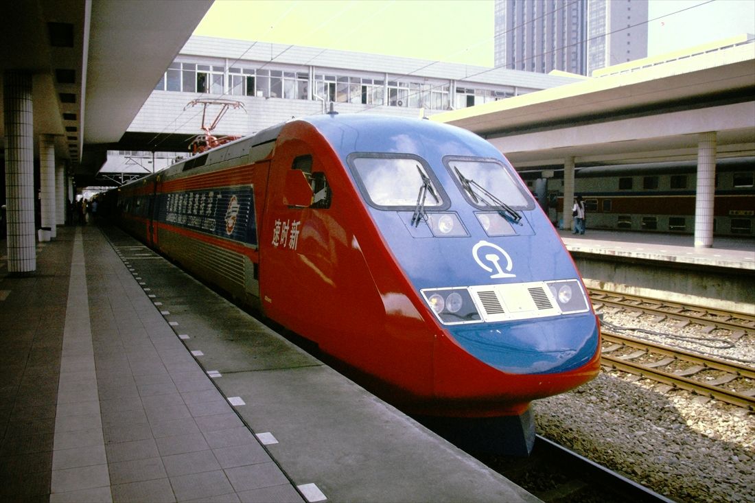 広州と深圳を結ぶ「臥深鉄路」に1998年に導入された高速列車「新時速」。スウェーデンのX2000形を導入し時速200kmで運転した（筆者撮影）