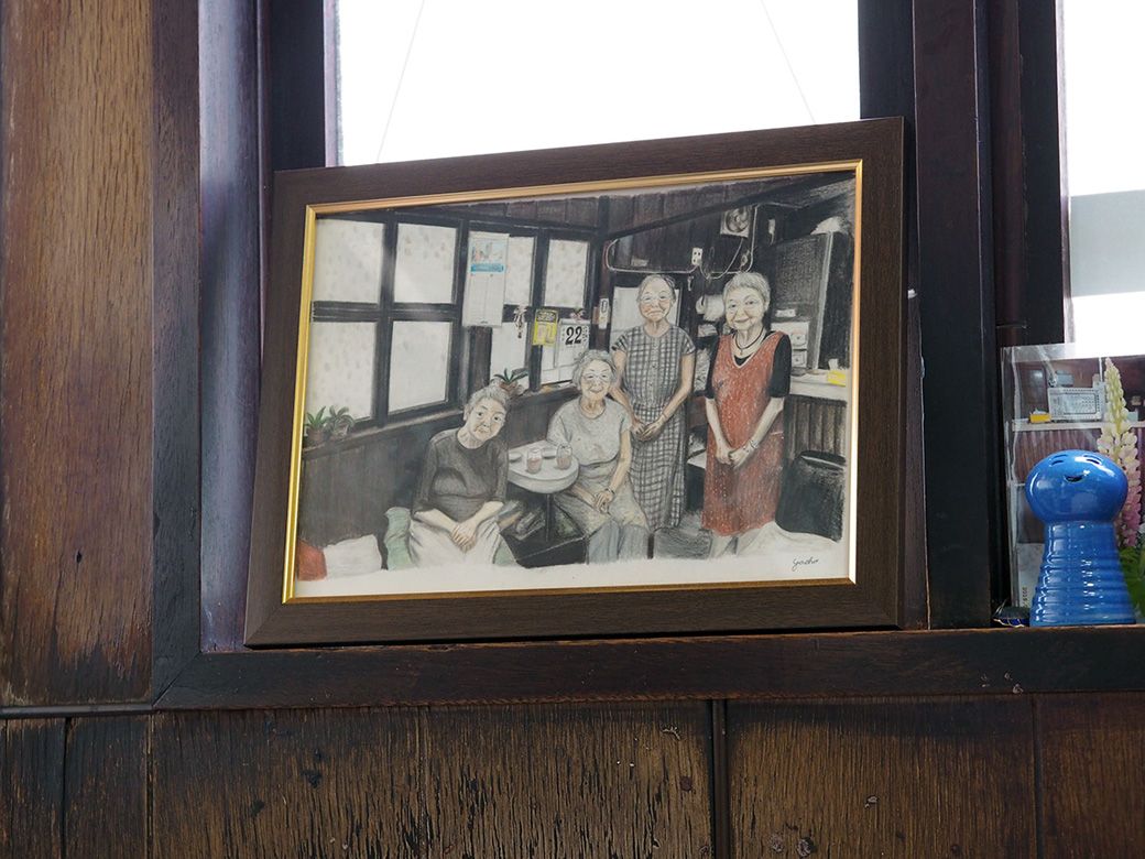 店内にはお客さんが描いた四姉妹の似顔絵や写真が飾られている（筆者撮影） 