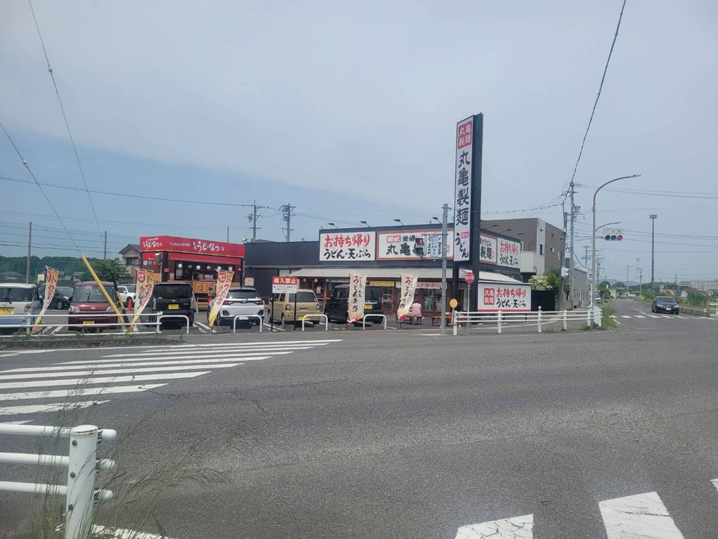 交通量の多い道路沿いにある（筆者撮影）