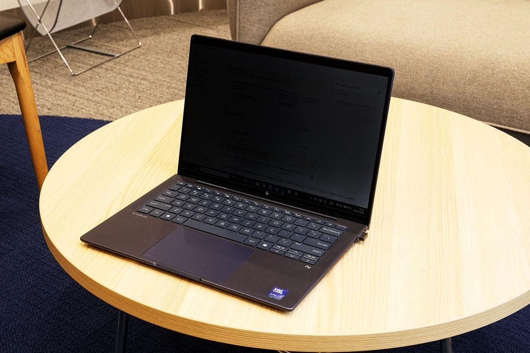 のぞき見を自動検知して画面を見えにくくする「HP Sure View」もHPならではのセキュリティ機能だ