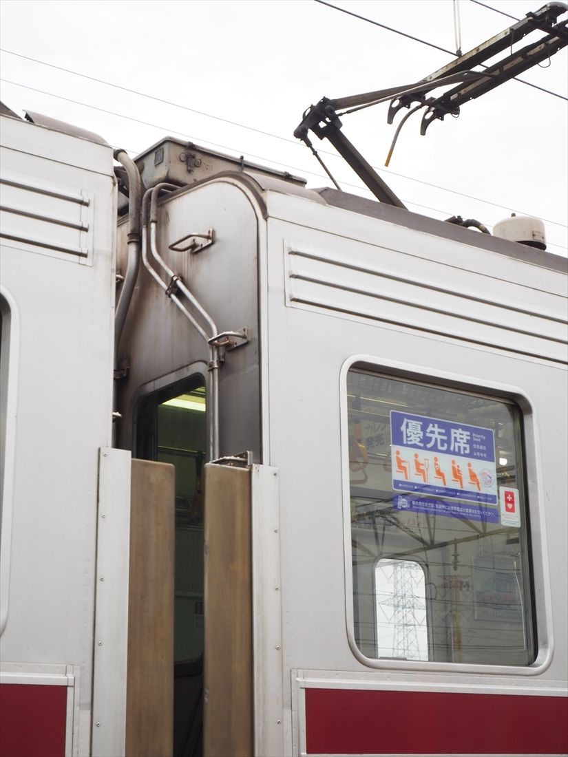 パンタグラフのある車両は妻面に屋根上に上るためのステップがある（記者撮影）