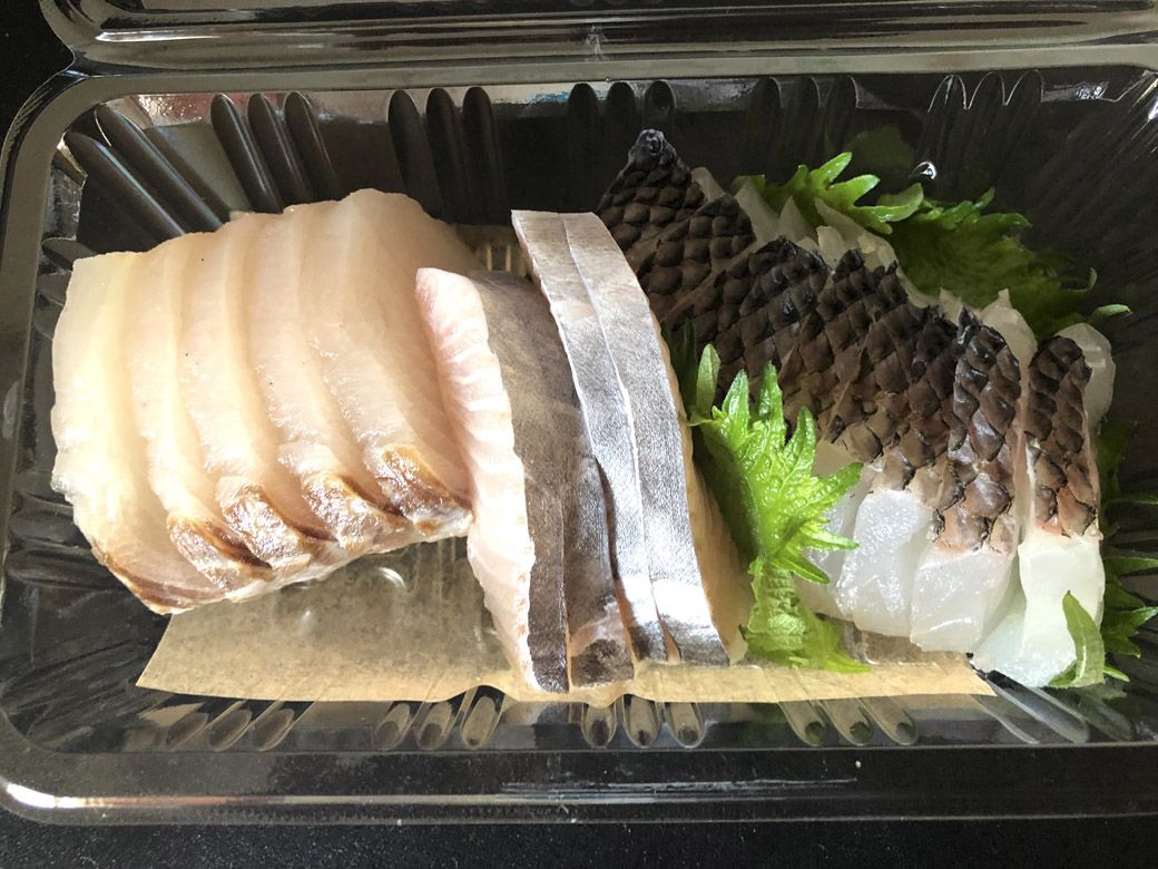 和則さんが獲った魚の刺し身。左からサワラ、サワラのえんがわ、ホタ（アオダイ、ウンギャルマツ）（筆者撮影）