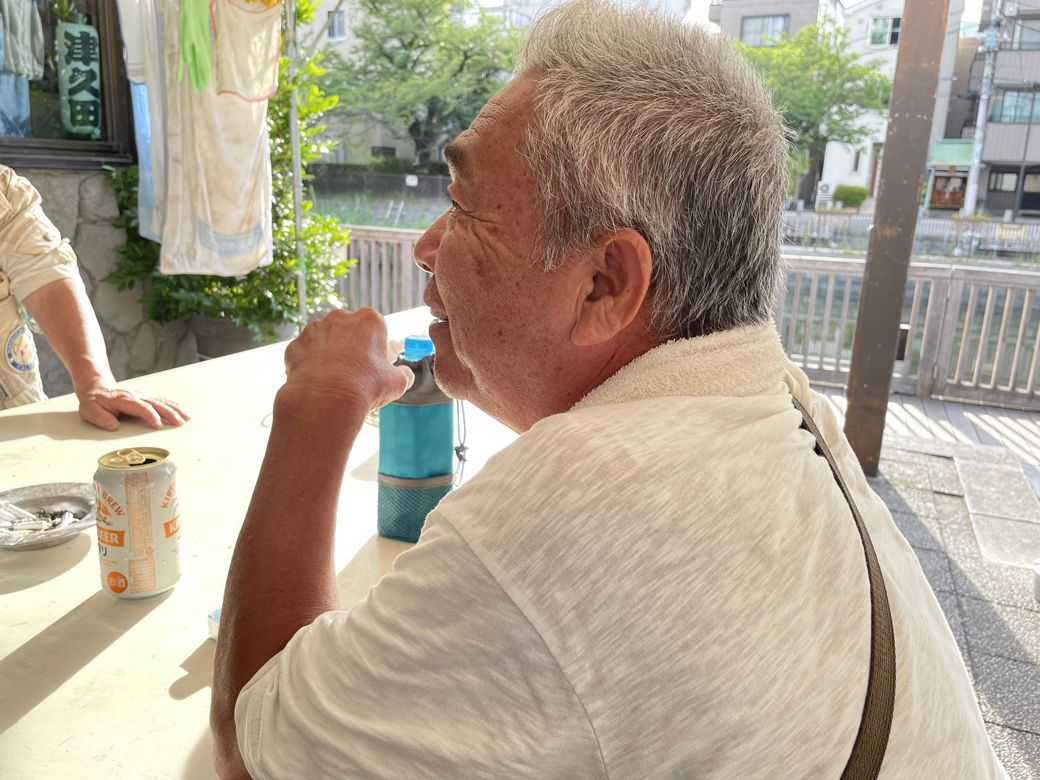 世話人の中澤晴生さん（漁師）。「海では魚、陸ではかわい子ちゃんを釣る」と豪語（筆者撮影）