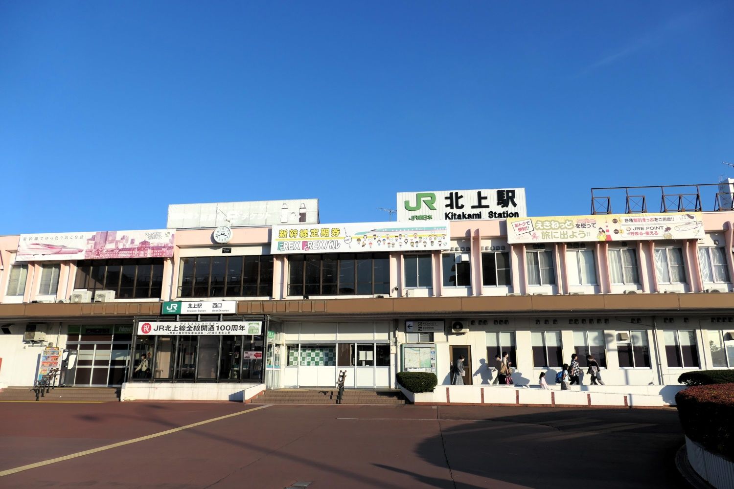 JR北上駅の在来線側にある西口。北上線は0番線（記者撮影）