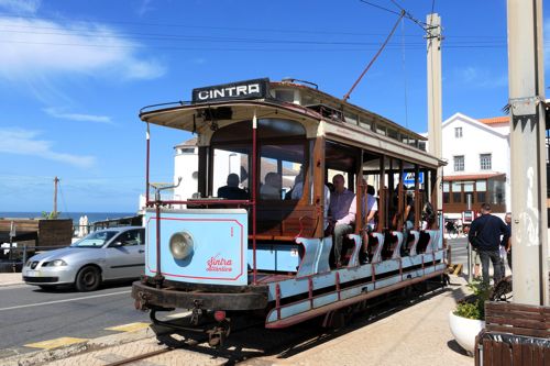 海沿いの街まで行くシントラの観光トラム（筆者撮影）