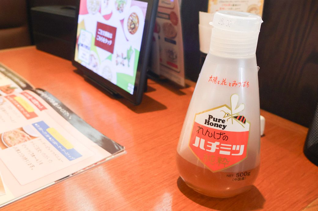 一時期、卓上からなくしてドリンクコーナーに設置したものの、客からの要望が多くすぐにテーブルに復活したという（筆者撮影）