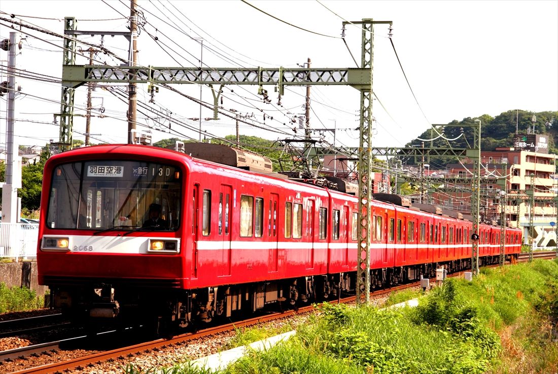 2000形は後継車の2100形登場後3ドアロングシート車に改造され、塗装も従来車と同じ白帯となった（撮影：南正時）