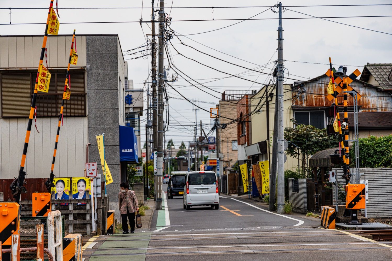 八木崎駅脇の踏切