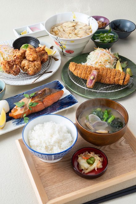 「牛カツと和定食」には、唐揚げやサーモンの塩焼き膳などもラインアップ（写真提供：ゴリップ）