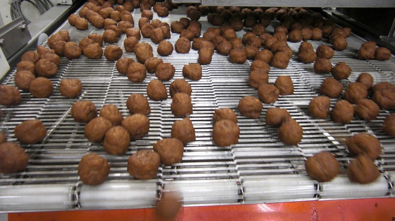 ミートボールは油で揚げる（写真：石井食品提供）