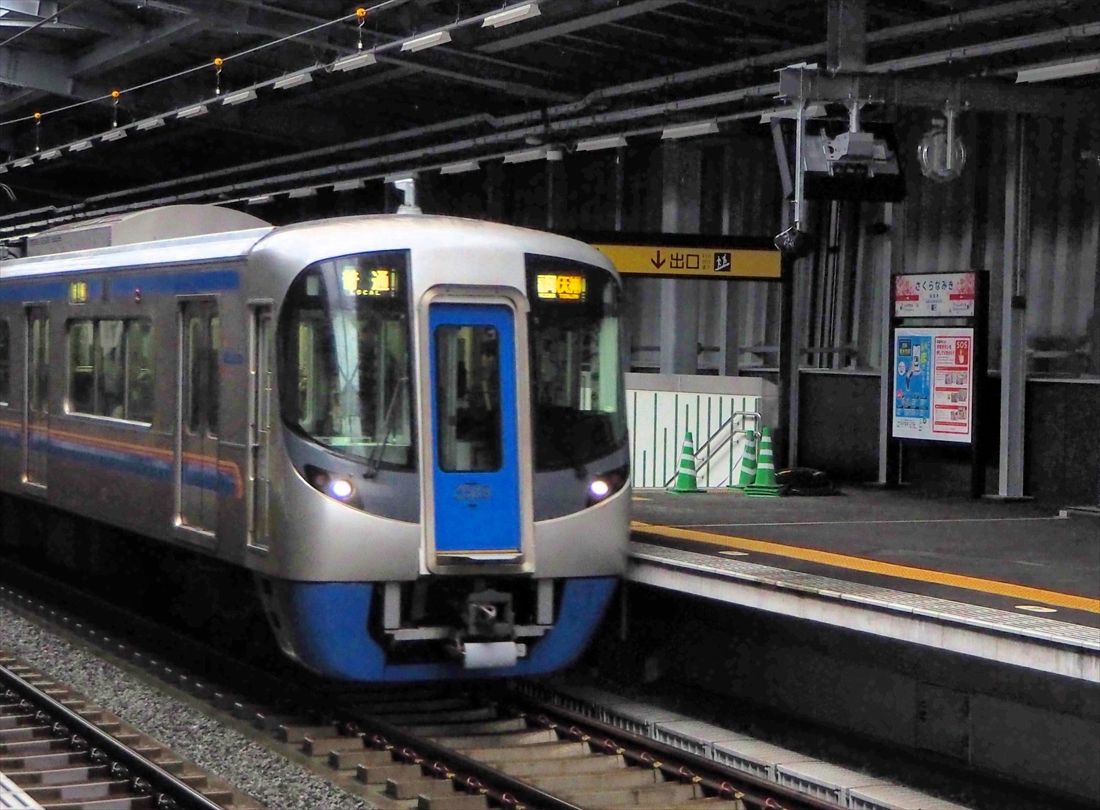 開業前の桜並木駅を通過する普通電車（記者撮影）