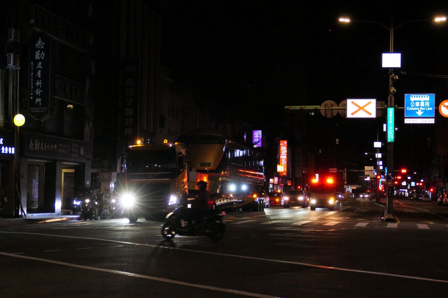 バイクや車に混じって信号待ちをするトレーラー（記者撮影）