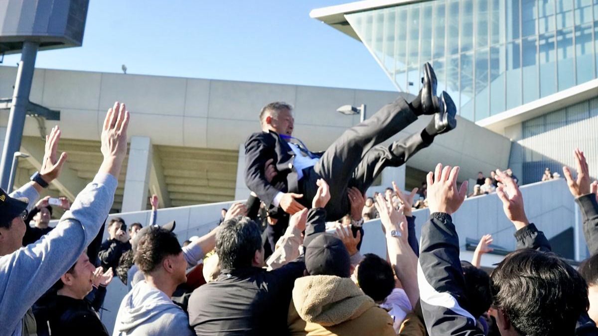 胴上げされる竹井監督