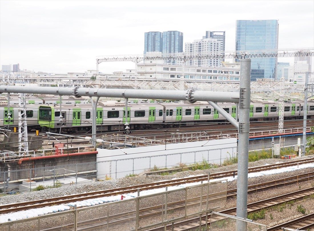 山手線の電車が並ぶ東京総合車両センター（記者撮影）