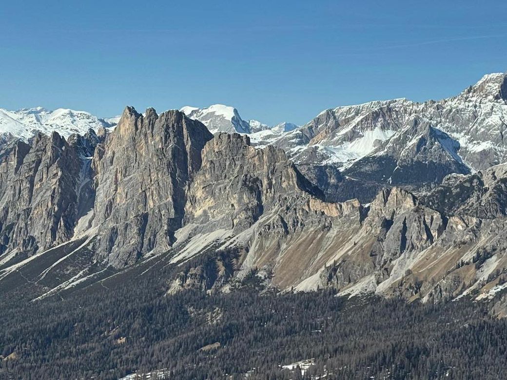 この岩壁が夕刻の一瞬だけピンク色に変わる（写真：筆者撮影）