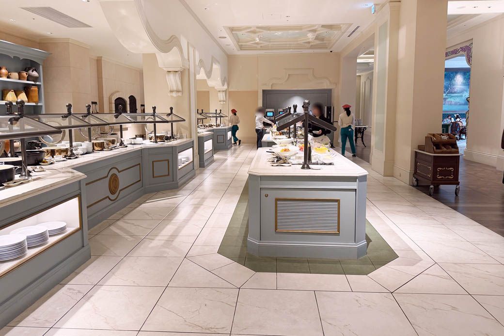 ファンタジースプリングスホテルレストランのビュッフェエリア。淡い水色のビュッフェ台や曲線を描いた仕切り壁がロマンチック（写真：筆者撮影）