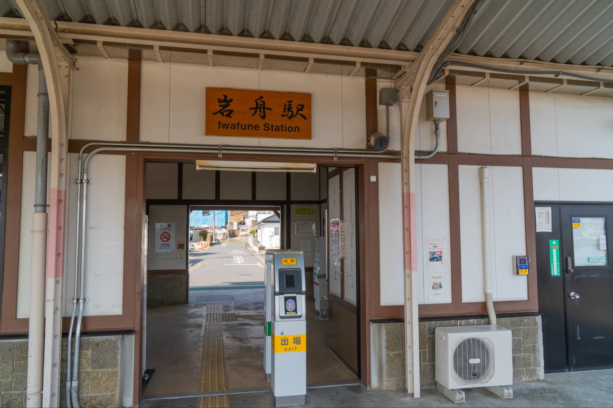 レトロな駅舎がさらなるエモさを醸し出しています（写真：ilovealpha／PIXTA）