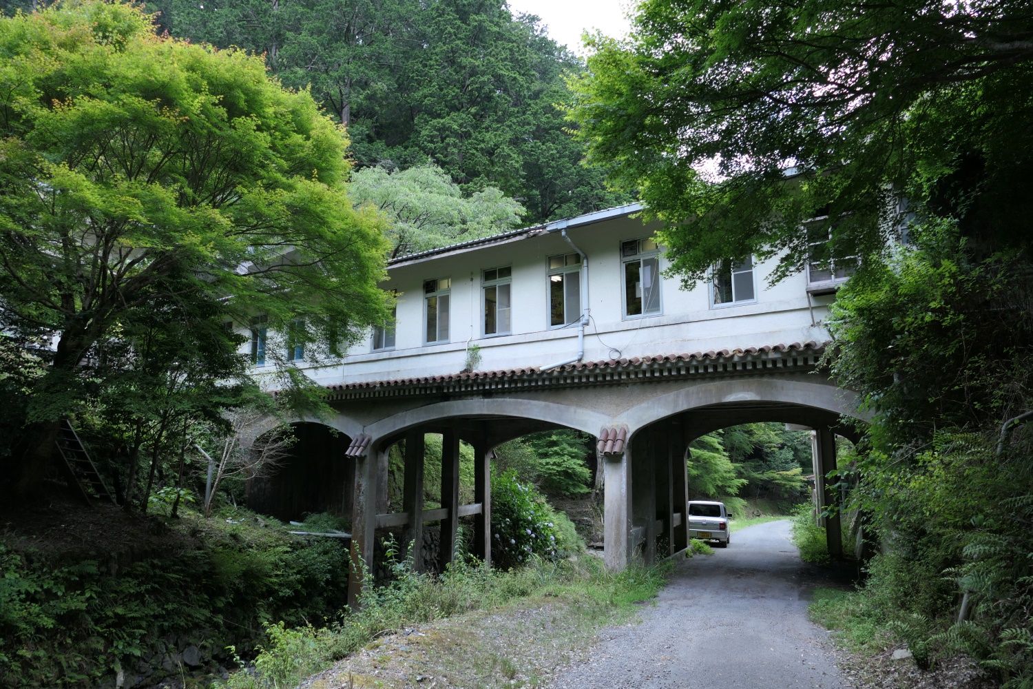 外から見た電車とケーブルカーの乗り場をつなぐ構内通路。不動谷川をまたいでいる（記者撮影）