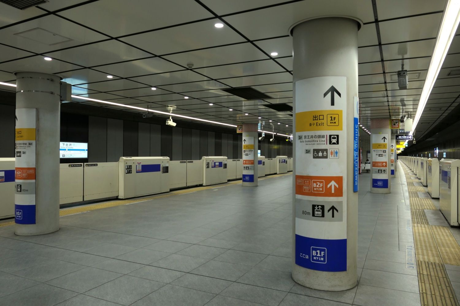 地下1階の緩行線ホーム（記者撮影）