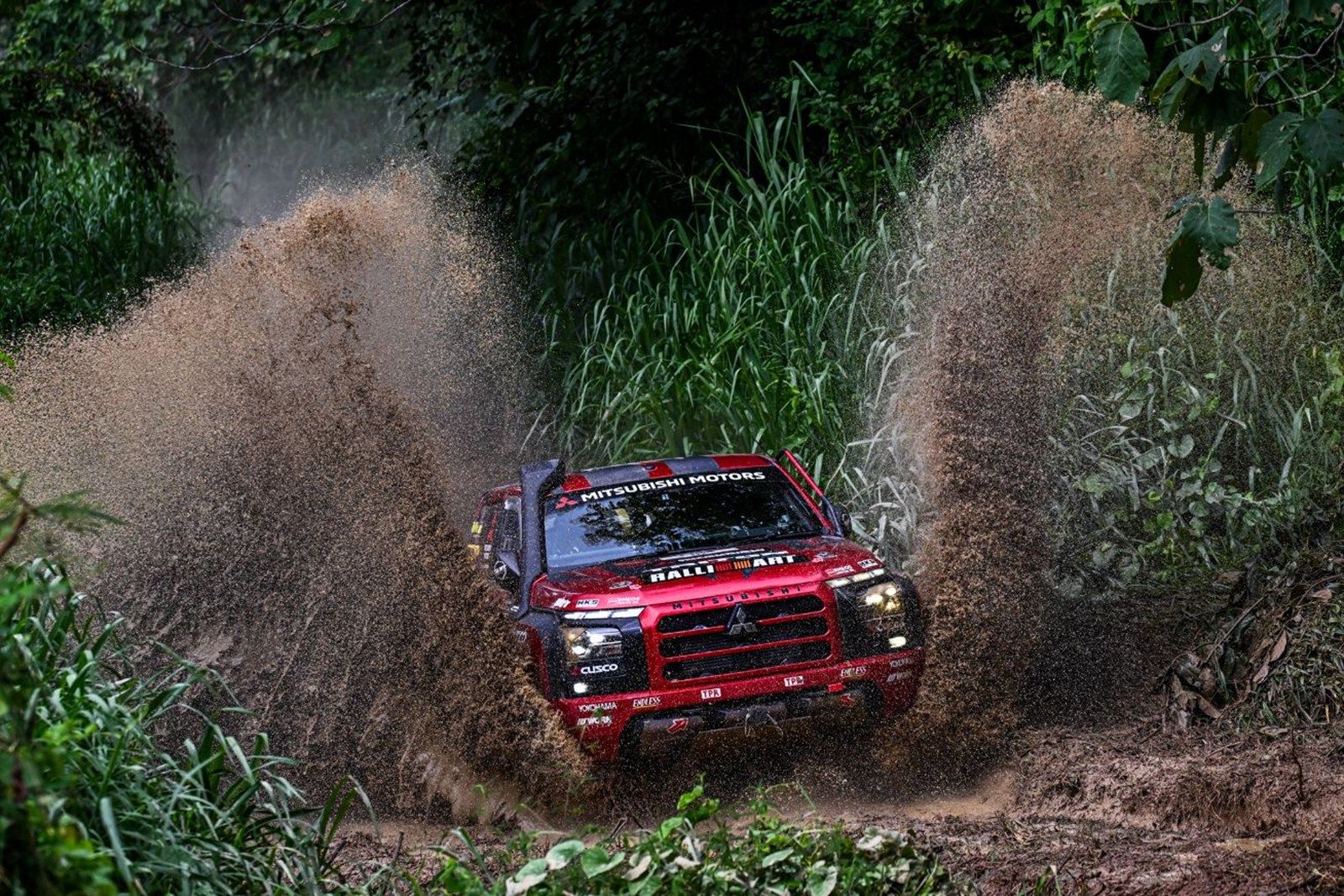 「トライトン」アジアクロスカントリーラリー（AXCR）出場車（写真：三菱自動車工業）