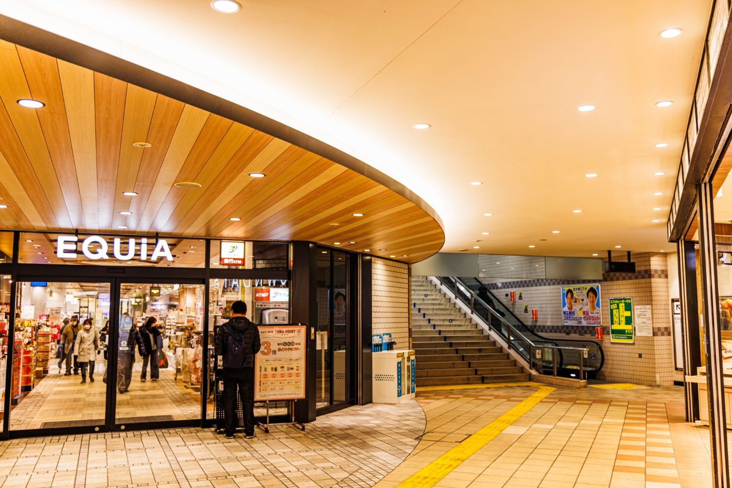 志木駅の東口。現在は商業施設が駅舎と駅前広場の間に建つ（撮影：鼠入昌史）