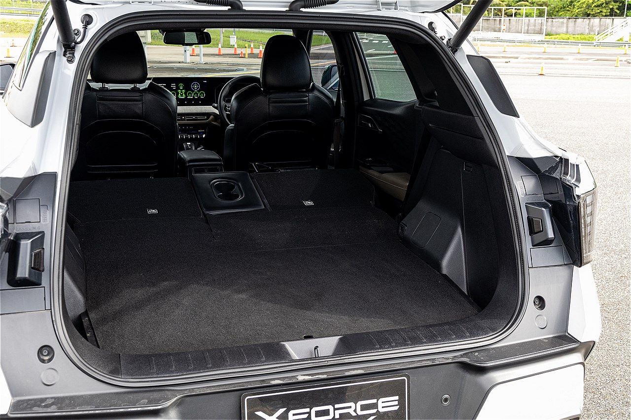 三菱の新型SUV「エクスフォースHEV」（筆者撮影）
