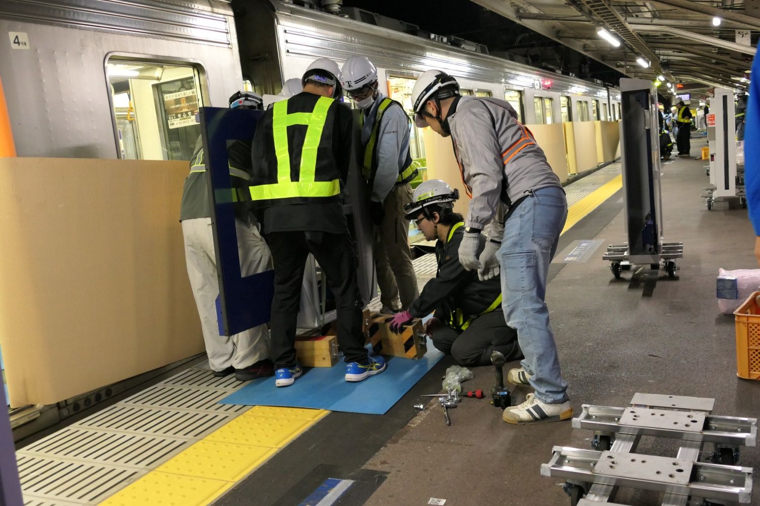 指を挟まないように少しずつ高さを下げていく（記者撮影）