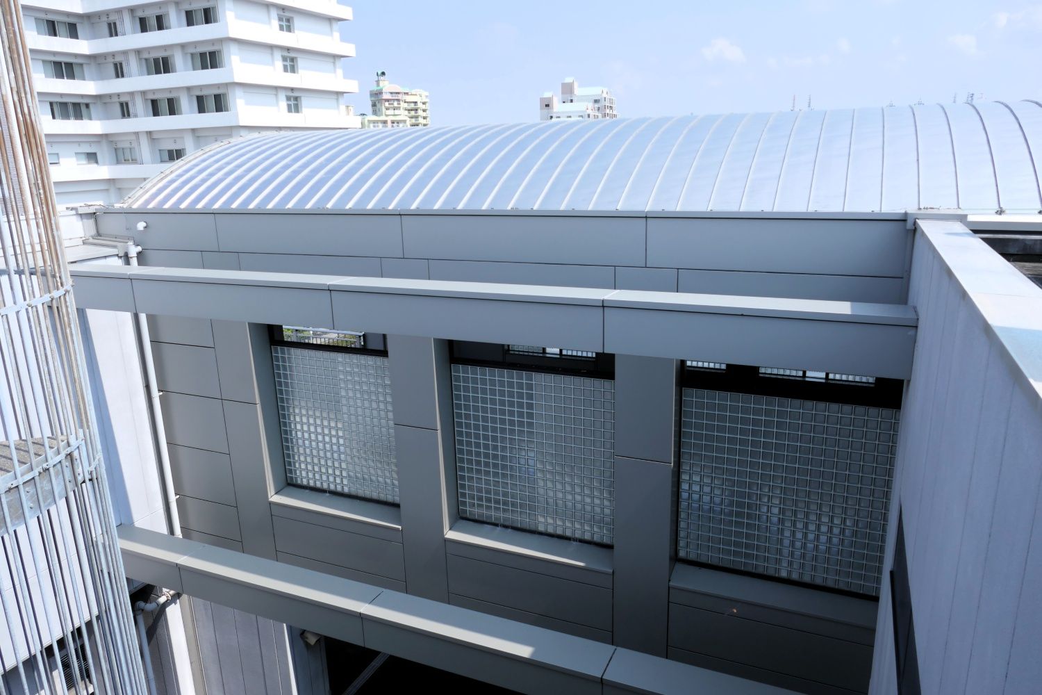 屋上から見た北出口の連絡通路（記者撮影）