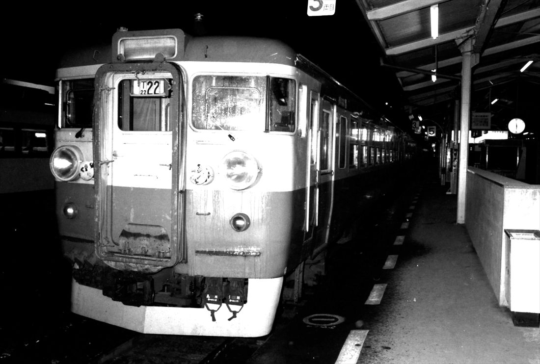 西鹿児島（現・鹿児島中央）に停車する夜行の急行「かいもん」（撮影：南正時）