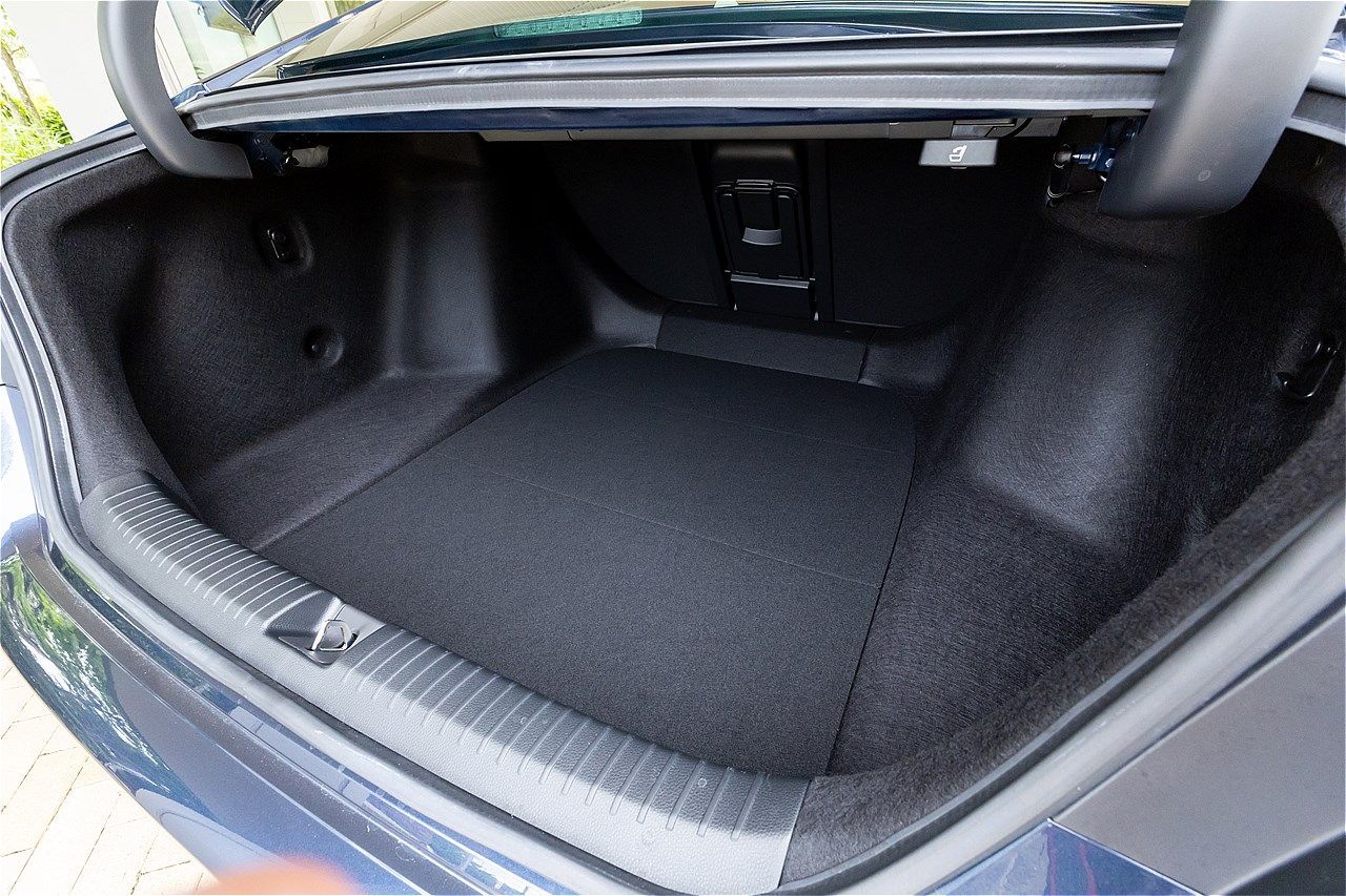 ホンダ量販モデル初のハンズオフ機能を搭載した「アコード e:HEV Honda SENSING 360＋」（写真：三木 宏章）