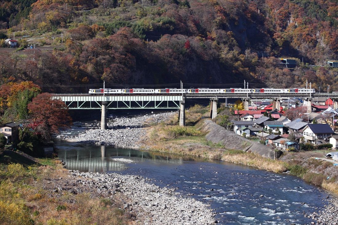 秋の上越線を走る特急「水上」（撮影：南正時）