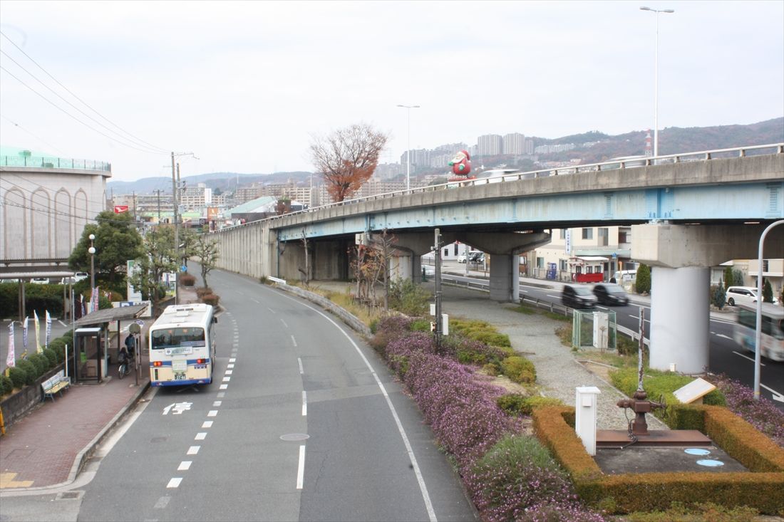 小浜停留所付近で国道176号に合流して宝塚の中心部へと進む（筆者撮影）