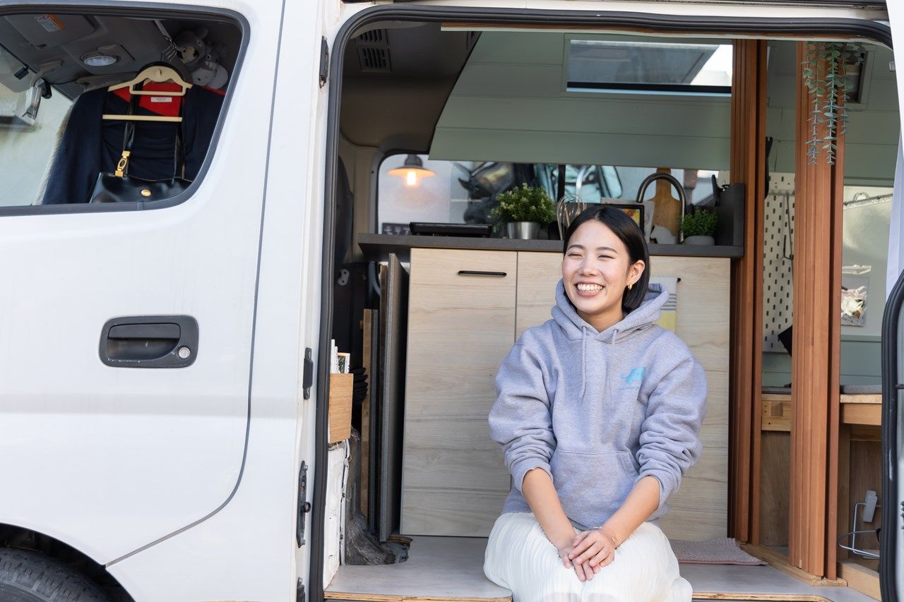 バンライフを送る宮本さんと愛車（東洋経済オンライン編集部撮影）