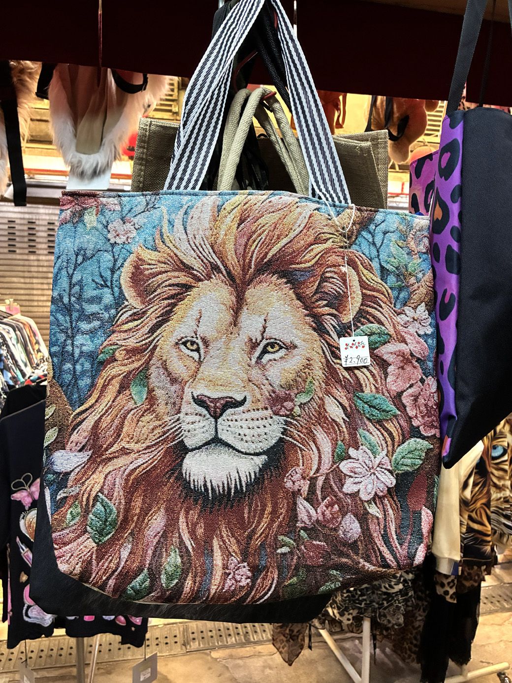 ライオン柄のトートバッグ（筆者撮影）