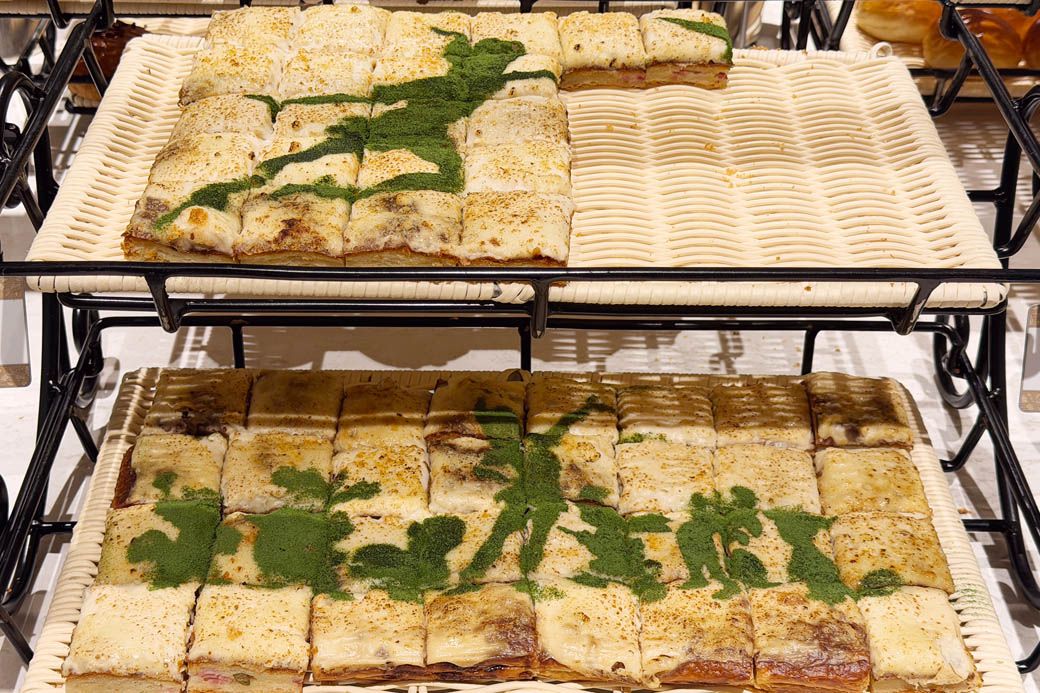 一口サイズのクロックムッシュの上には、ピーターパンの影が躍る（写真：筆者撮影）