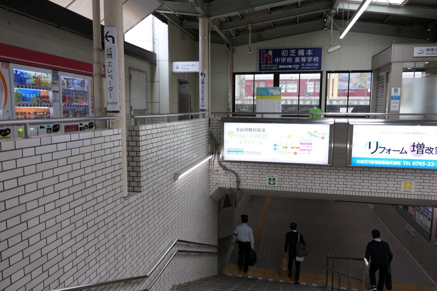 南大阪線・吉野線ののりばには階段を降りていく（記者撮影）